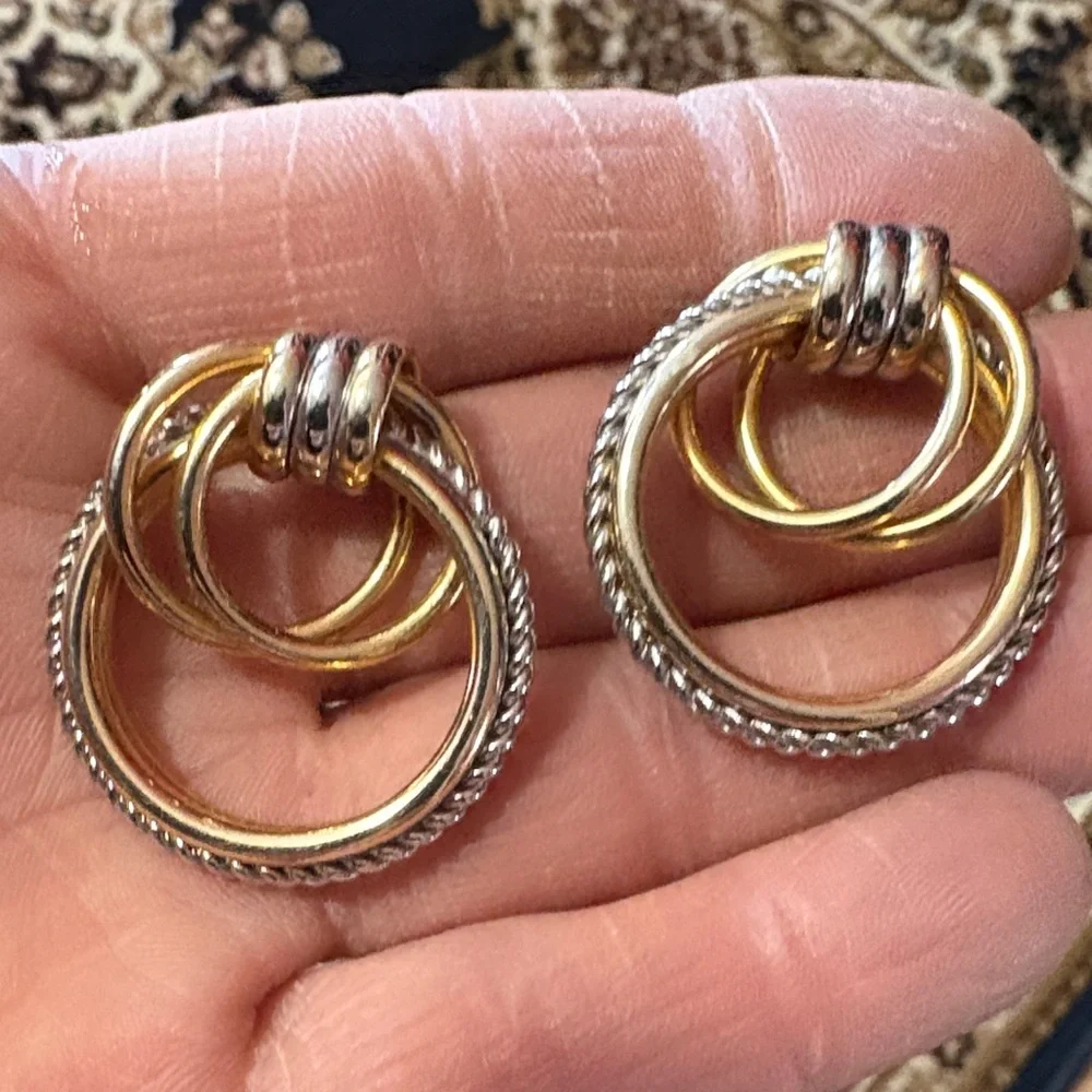 TWO-TONE TEXTURED DOUBLE LOOPED POST 1.5